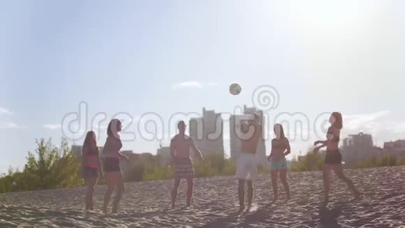 美丽的运动员在夏日夕阳的柔和光线下打沙滩排球视频的预览图