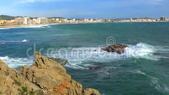 地中海上的巨浪西班牙的科斯塔布拉瓦靠近圣安东尼德卡隆格村视频的预览图