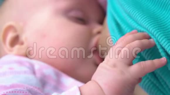 小宝宝喝妈妈的奶视频的预览图