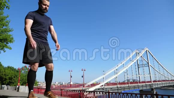 长胡子的人单腿蹲着困难的户外健身锻炼视频的预览图