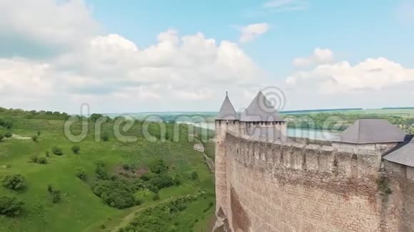 在霍廷城堡墙上低飞的空中景色视频的预览图