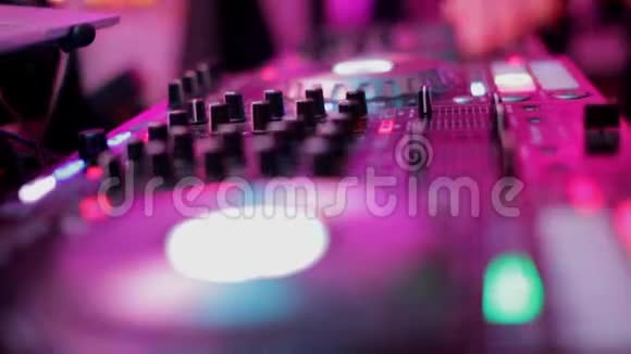 夜总会迪斯科派对的Dj混合机控制器双手演奏音乐视频的预览图