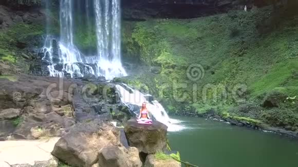 天桥上有瀑布和女孩在岩石上视频的预览图
