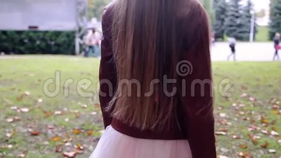 一个留着长发的女孩站在镜头前视频的预览图