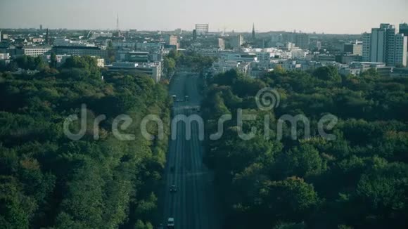 德国蒂尔加腾公园后面的柏林城市景观视频的预览图