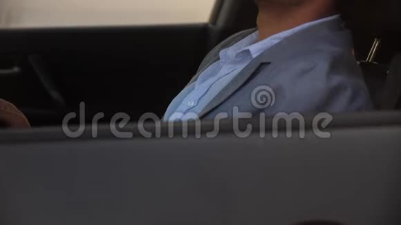 人坐在车里侧镜照出山景视频的预览图