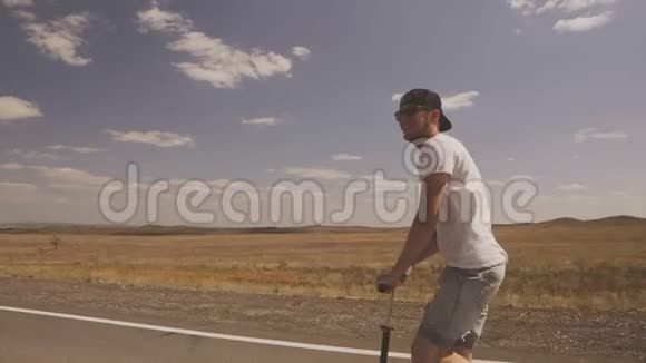 年轻人骑滑板车户外活动在空旷的田野和高速公路周围年轻人骑着摩托车视频的预览图