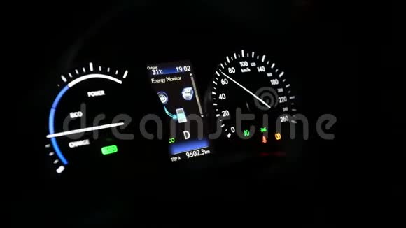 4K车仪表板显示混合能源监测视频的预览图