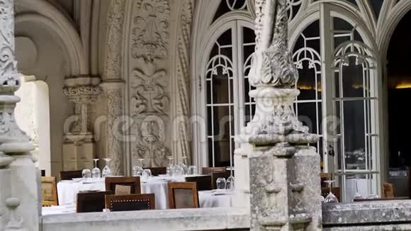 漂亮的露台宫殿里有餐厅视频的预览图
