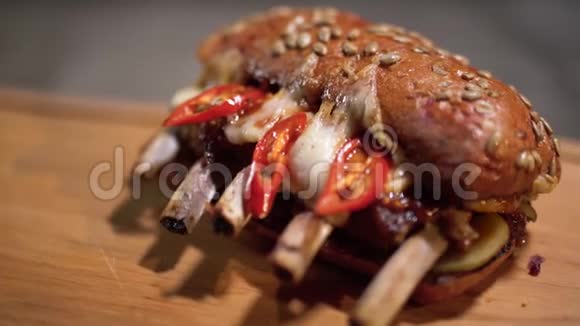 美味的三明治肋骨躺在切割板上紧贴着在餐厅用特殊食谱烹饪食物照相机视频的预览图