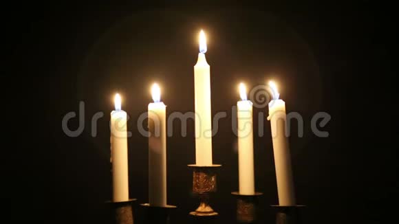 一个烛台里有五支燃烧的蜡烛视频的预览图