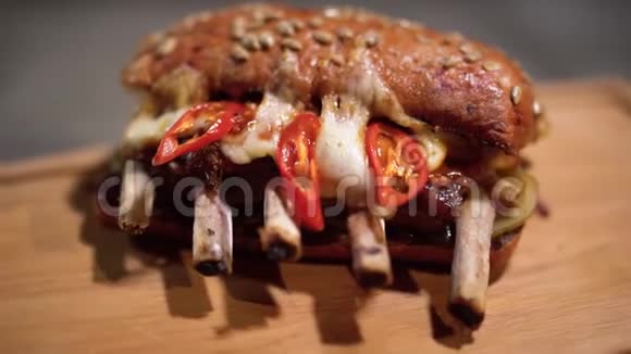 美味的三明治肋骨躺在切割板上紧贴着在餐厅用特殊食谱烹饪食物照相机视频的预览图