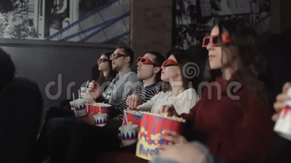 在电影院看3D电影的朋友组视频的预览图