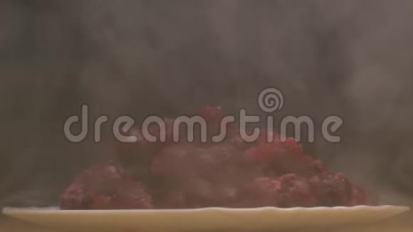 黑色背景上有冷冻樱桃的旋转盘霜冻的新鲜感和寒冷的烟雾来自樱桃关闭视频的预览图