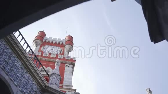 佩纳宫的彩色钟楼视频的预览图