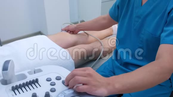 医生用超声波扫描仪为男性做膝关节超声视频的预览图