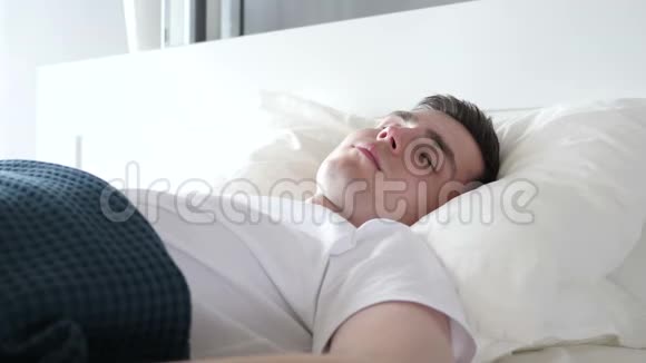 在床上醒来的男人视频的预览图