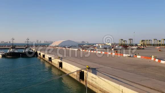 码头与停泊船只的景观货运海港工人在货物海港工作视频的预览图