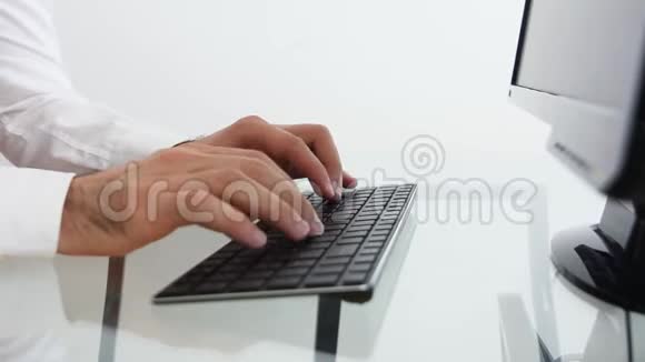 穿着白色医用外套的医生在黑色键盘上打字穿白色衬衫的商人正在用黑色写一篇文章视频的预览图