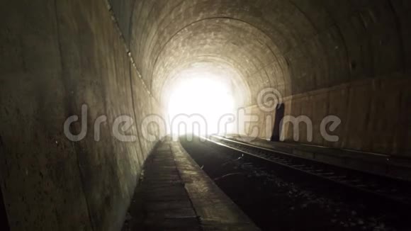 集装箱列车通过广角视野隧道内视频的预览图