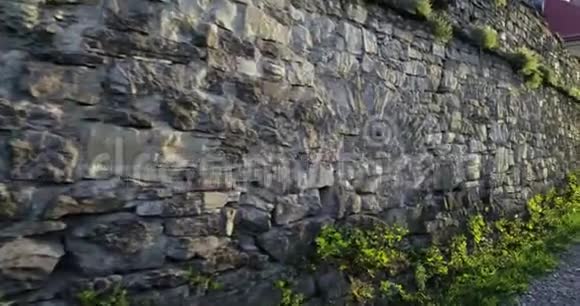 沿着中世纪的石墙走视频的预览图