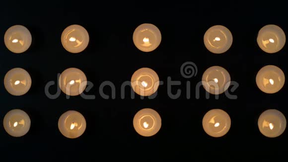 十五支蜡烛在黑色背景上燃烧和褪色的录像视频的预览图