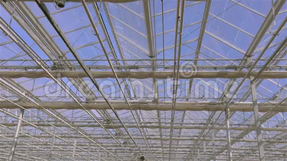 在大型现代化温室中关闭玻璃屋顶的过程温室屋顶的时间间隔关闭视频的预览图