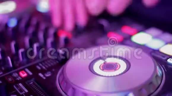 夜总会迪斯科派对DJ混音机控制器手按钮弹音乐视频的预览图