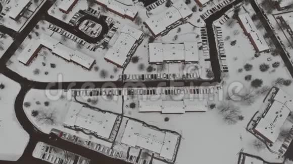 美丽的雪覆盖的城市街道有房子和公寓楼美国视频的预览图