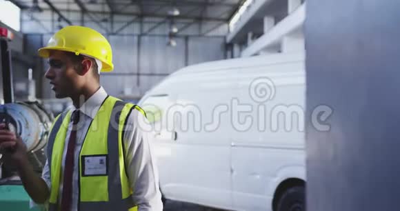 男性仓库工人使用双向4k收音机视频的预览图