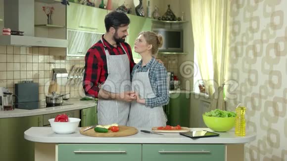 一对夫妇站在厨房里视频的预览图
