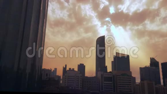 在阴天日落时阿布扎比城市摩天大楼和天际线的时间流逝视频的预览图