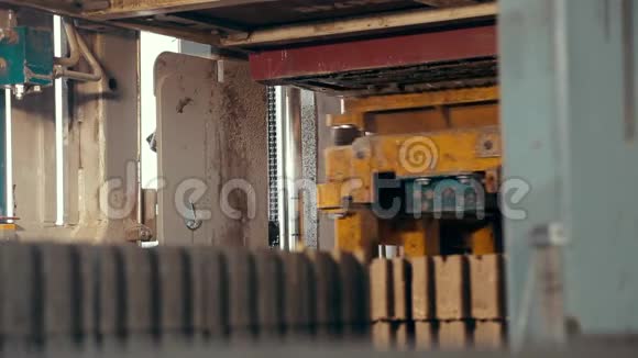 为生产水泥制品铺板建筑工程在工厂修建混凝土道路视频的预览图