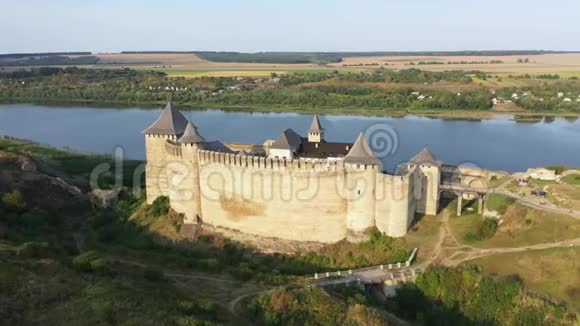 河附近古堡的鸟瞰图乌克兰的霍廷城堡东欧从右到左追踪视频的预览图