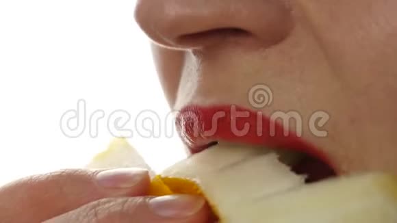 年轻的女人吃瓜快乐的女孩吃了一个蜜瓜笑了健康的食物和节食的概念4K视频的预览图