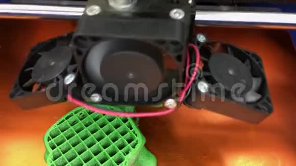 用添加技术从绿色塑料加工3D打印机打印玩具视频的预览图