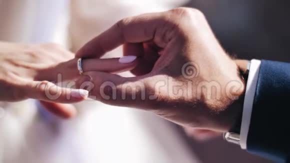 一个男人把他的女人结婚戒指戴在他的手指上非常好的特写爱情和婚姻的时刻视频的预览图