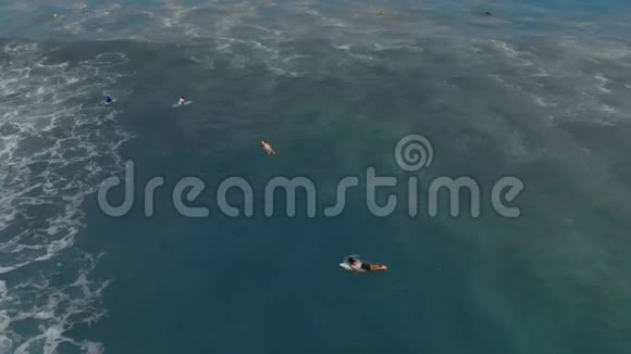 海上冲浪者训练的空中射击视频的预览图