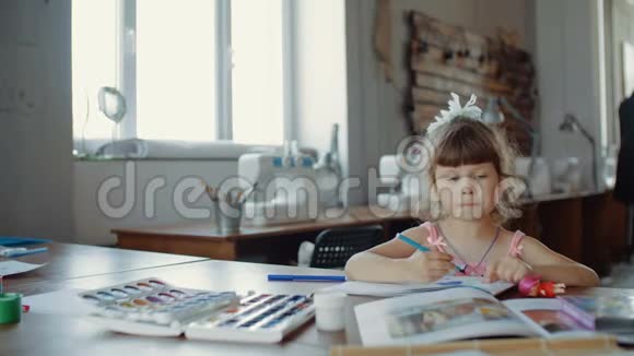 房间里的桌子上摆着彩色记号笔画的小漂亮女孩视频的预览图