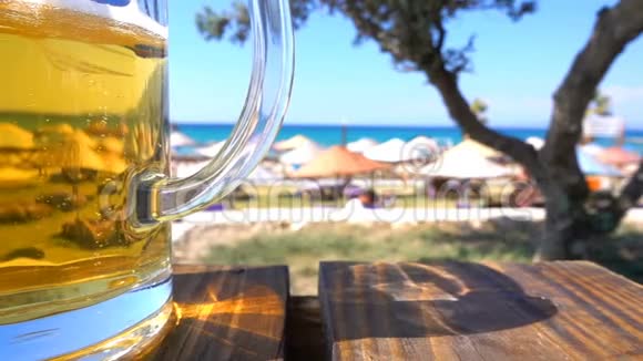 啤酒和海边度假理念视频的预览图