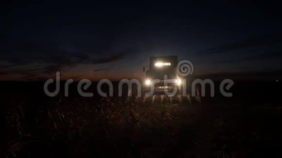联合收割机在夜间采集玉米视频的预览图