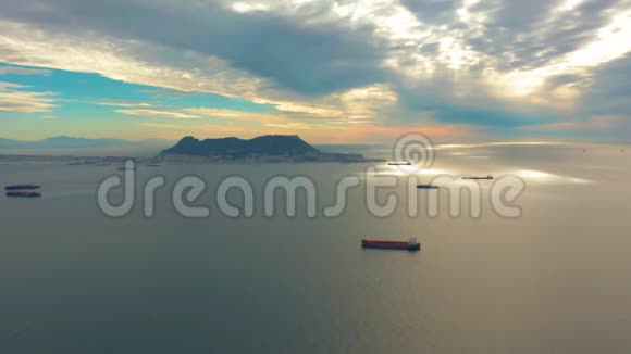 阿尔赫西拉斯直布罗陀海湾货运港和海湾景观直布罗陀联合王国欧洲视频的预览图