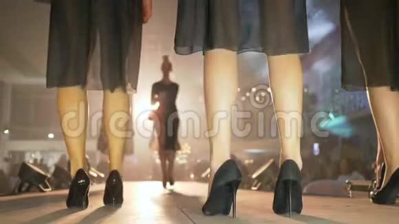 时尚之夜穿黑色高跟鞋的模特修长的双腿在讲台上行走在明亮的灯光下特写镜头不集中视频的预览图