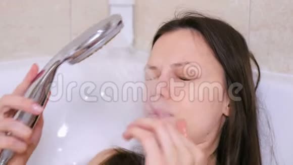 女人正在洗澡沮丧时用红眼睛哭泣视频的预览图