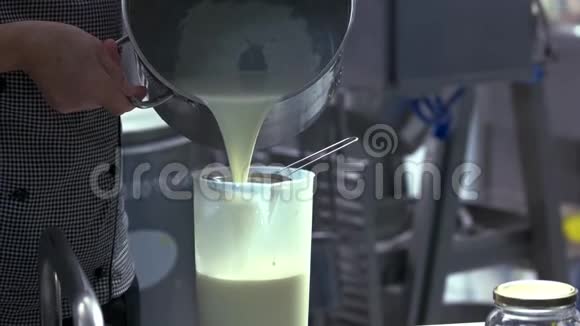 工人将牛奶倒入容器中进行改造视频的预览图