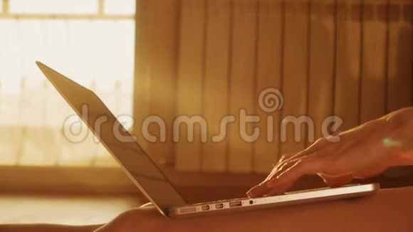 漂亮的女性手在笔记本电脑键盘上打字视频的预览图