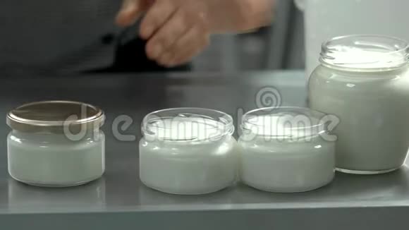 奶场玻璃瓶中的奶制品视频的预览图