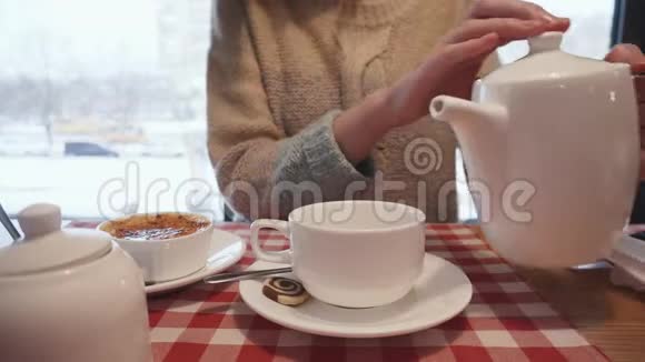 随便女人把有机茶倒进陶瓷杯里视频的预览图