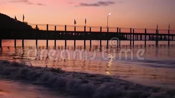 黎明时分在码头附近冲浪视频的预览图