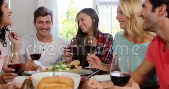 快乐的朋友一起吃健康的午餐视频的预览图